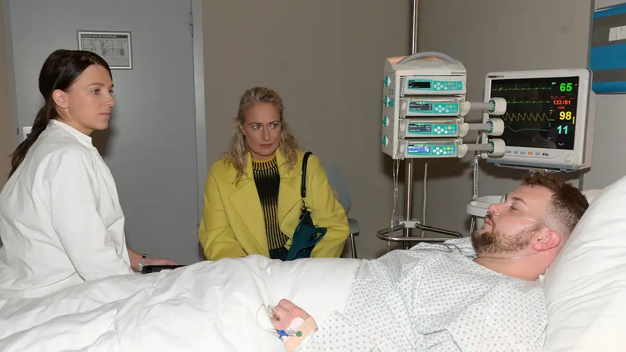 Große Sorge um Jonas. Lilly und Maren an Jonas Krankenbett.