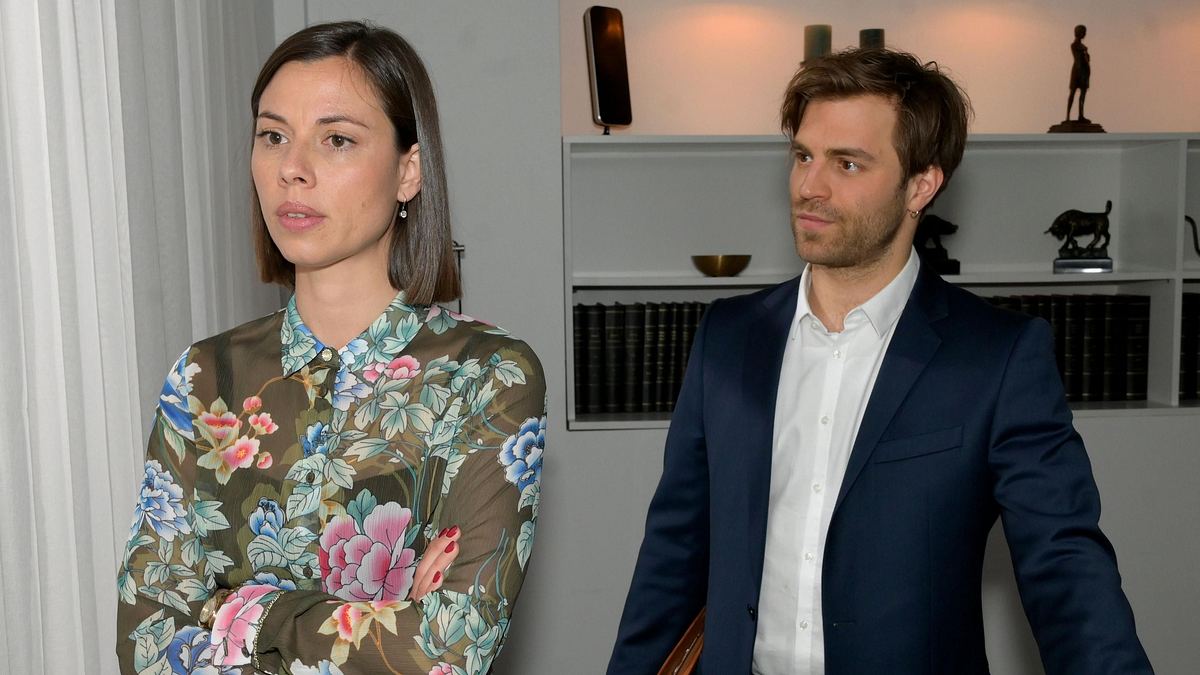 Szene aus GZSZ: Matilda mit verschränkten Armen, Julian steht hinter ihr. Das gute Verhältnis der Zwillinge bröckelt.