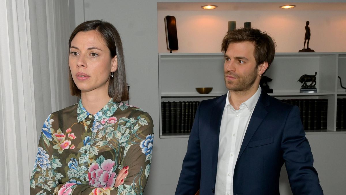 GZSZ: Julian übergeht Matilda GZSZ-Szene: Matilda mit verschränkten Armen, Julian steht hinter ihr. Die Geschwister drohen zu entzweien.