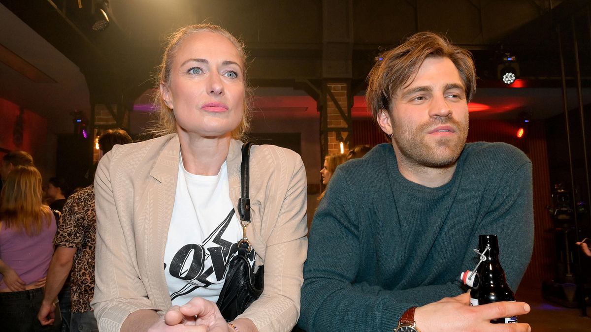 GZSZ: Julian ist in Maren verliebt GZSZ: Julian ist in Maren verliebt.