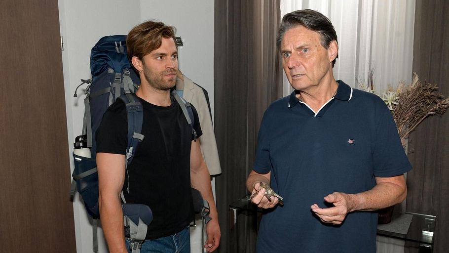 GZSZ-Szene: Julian steht mit einem großen Rucksack vor seinem Vater Jo Gerner