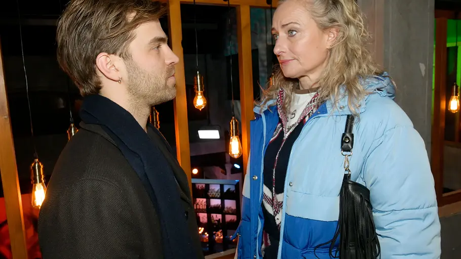 Maren schaut Julian entschuldigend an.