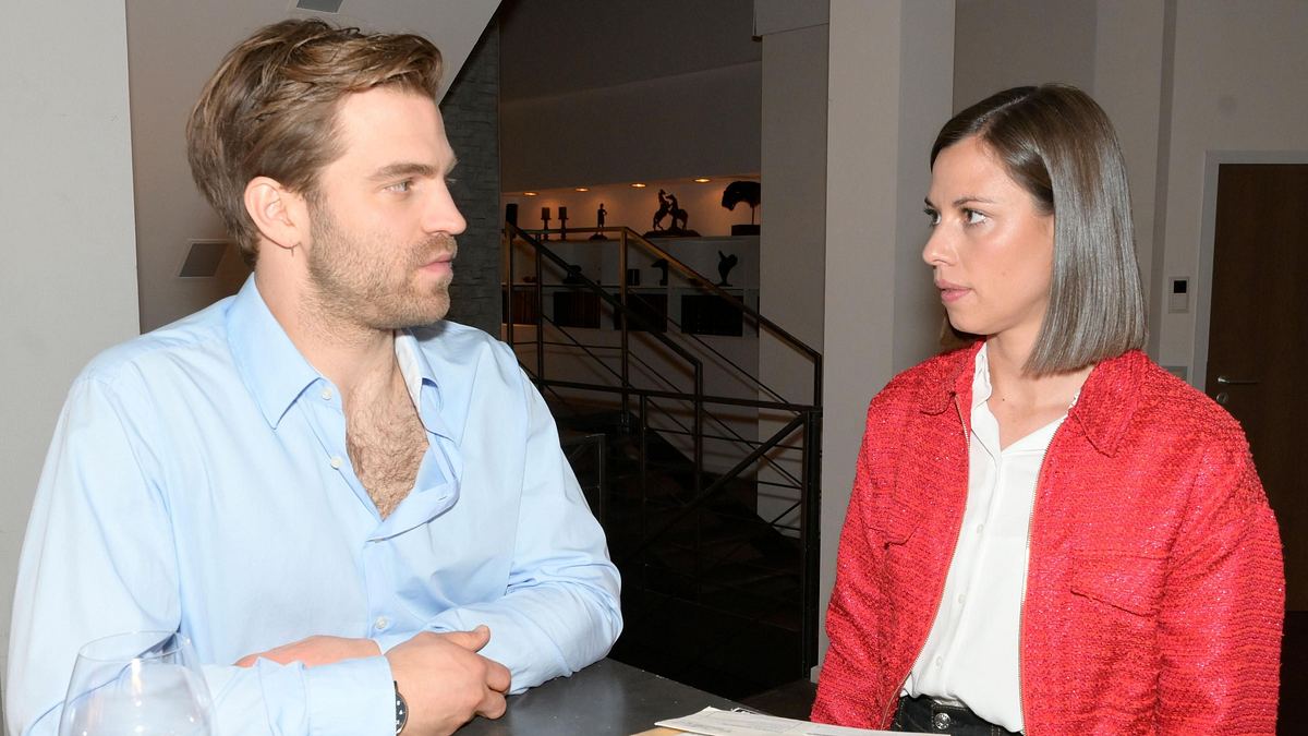 GZSZ: Julian holt Nachfolger in die Bank GZSZ-Szene: Julian und Matilda sitzen sich ernst gegenüber