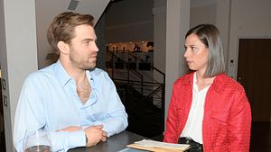 GZSZ-Szene: Julian und Matilda sitzen sich ernst gegenüber  - Foto: RTL / Rolf Buamgartner