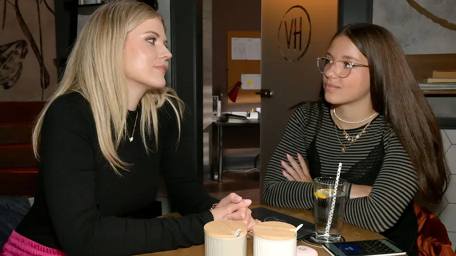 Kate ist zurück vom Austausch. Kate und Alicia schauen sich skeptisch an.