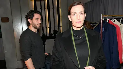 Katrin vorne mit ernstem Blick, Tobias schaut sie genervt an. - Foto: RTL / Rolf Baumgartner