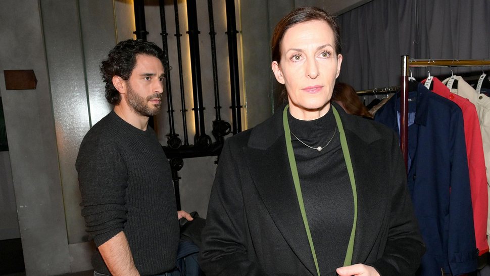 Katrin vorne mit ernstem Blick, Tobias schaut sie genervt an. - Foto: RTL / Rolf Baumgartner