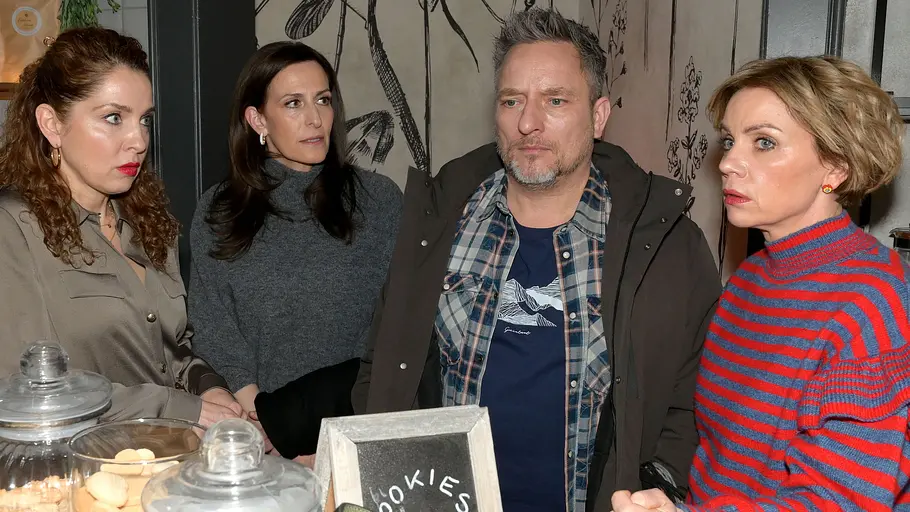 Der Kiez ist erschüttert. Nina und Katrin schauen Michi und Yvonne ernst an.