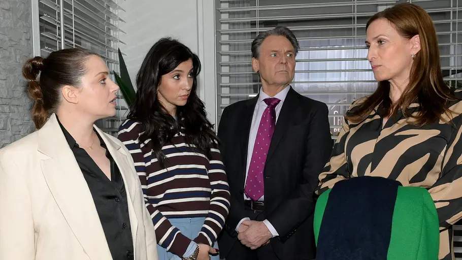 Emily und Laura müssen wieder mit Katrin zusammenarbeiten. Emily, Laura und Gerner schauen Katrin ernst an.