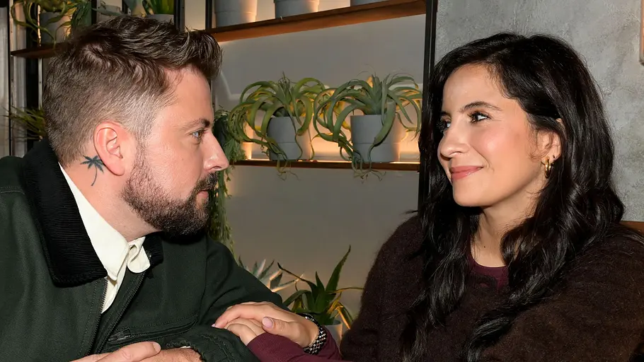 Laura und John schauen sich glücklich an.