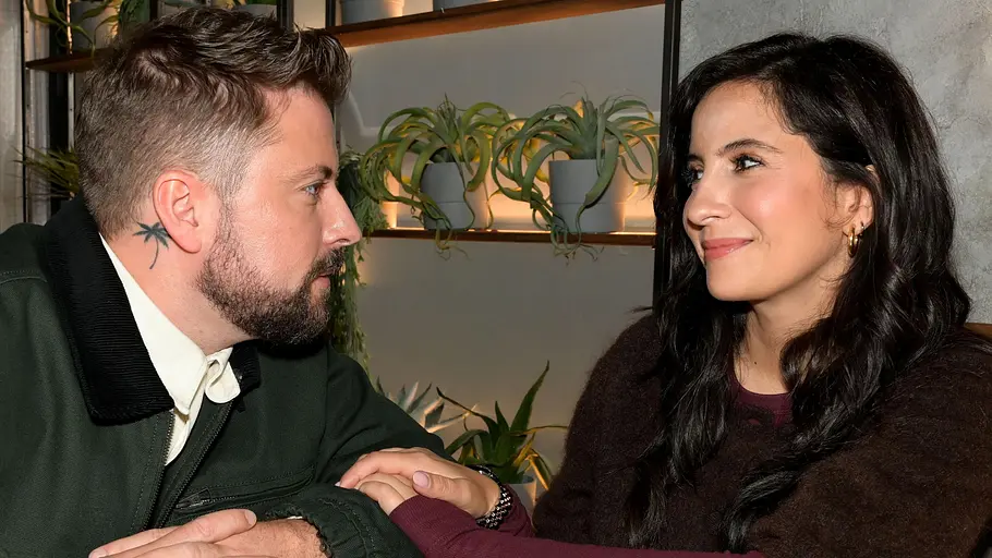 Laura und John sind wiedervereint.