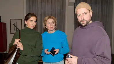 Laura, Yvonne und John schauen ernst nach vorne. - Foto: RTL Rolf Baumgartner