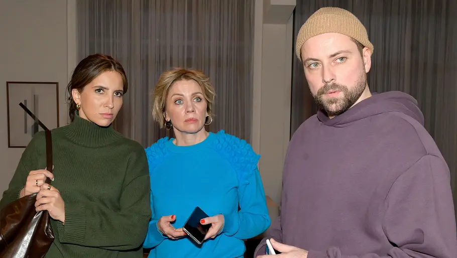 Laura, Yvonne und John schauen verwirrt in die Ferne.