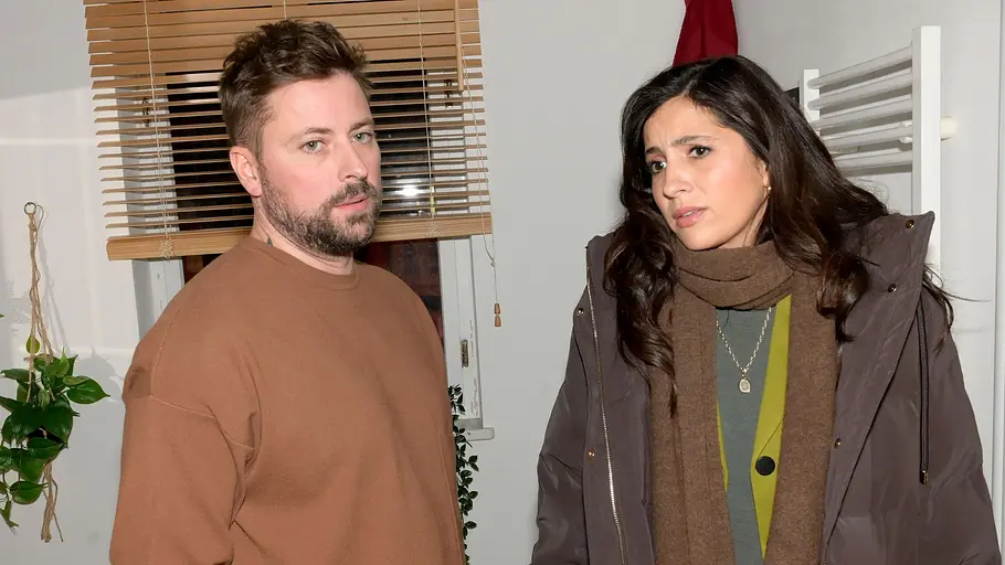 Laura und Zoe schauen ernst in die Ferne.