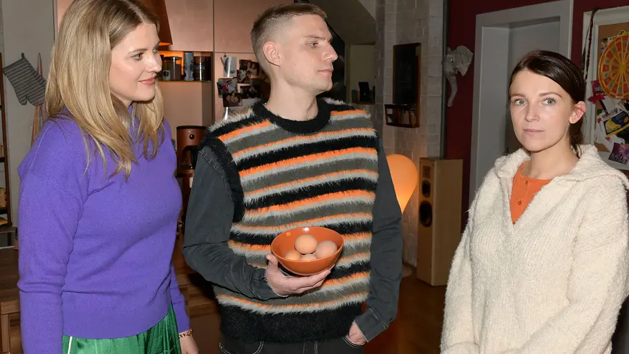 Lilly bekommt Unterstützung von ihren Freunden. Lilly schaut gedankenverloren, neben ihr Alicia und Mo.