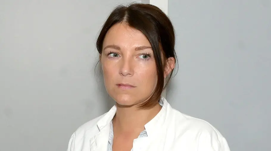 Lilly droht ihren Job zu verlieren. Lilly schaut ernst zur Seite.