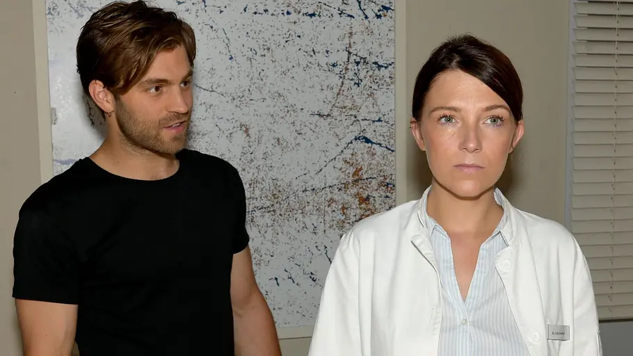 Lilly mutet sich zu viel zu. Lilly schaut ernst, während Julian sie anblickt.