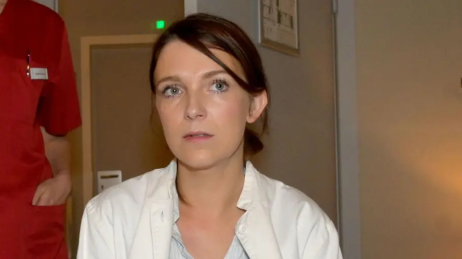 Lilly gerät an ihre Grenzen. Lilly schaut teilnahmslos nach vorne.