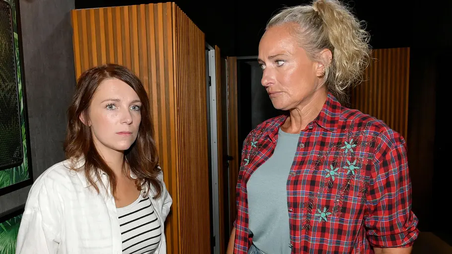 Lilly schaut ernst, während Maren auf sie herabblickt. 