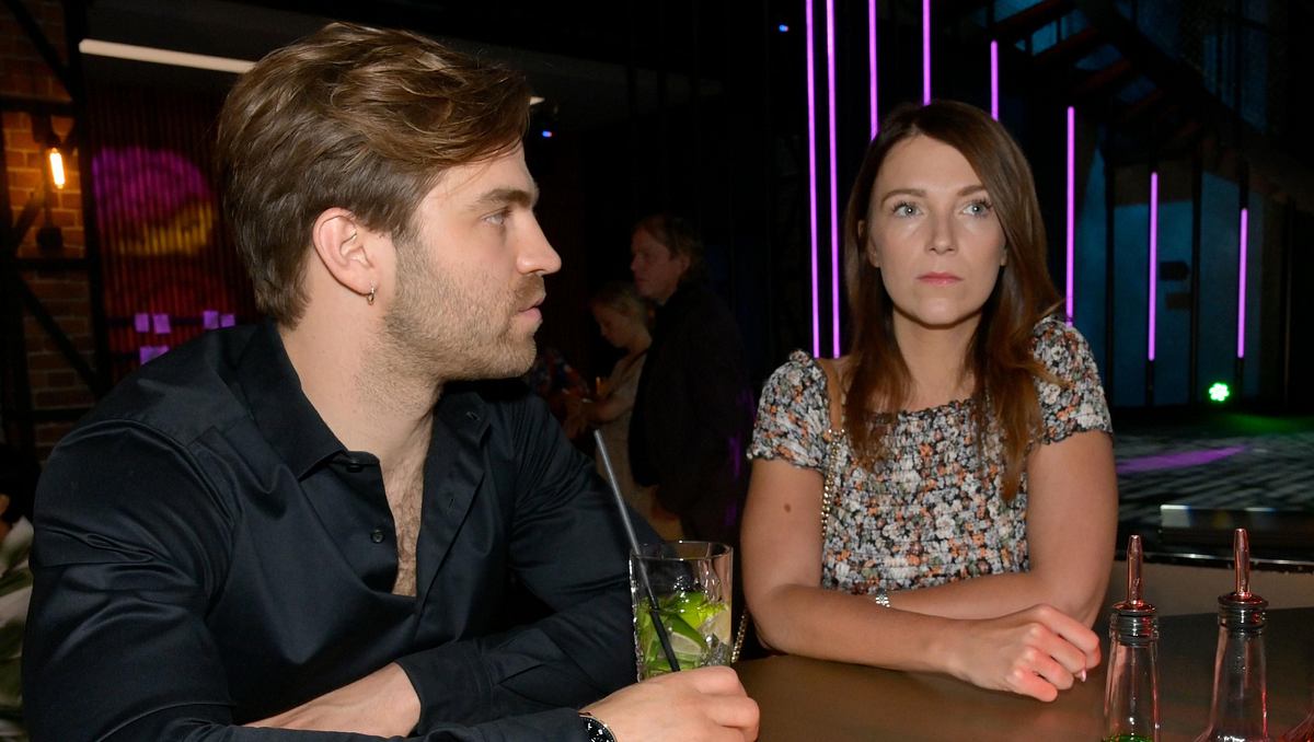 GZSZ-Szene Lilly und Julian sitzen nebeneinander an der Bar
