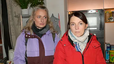 Lilly schaut ernst, im Hintergrund schaut sie Maren ernst an. - Foto: RTL / Rolf Baumgartner