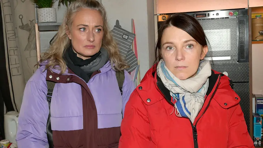 Maren schaut eine nachdenkliche Lilly sorgenvoll an.