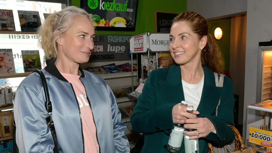 Eva Mona Rodekirchen spielt seit 2010 bei GZSZ mit. GZSZ-Szene: Maren und Nina lächeln sich an.