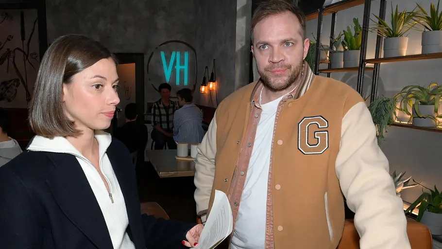 Erik vermisst seine Freunde. Erik und Matilda schauen gedankenverloren.