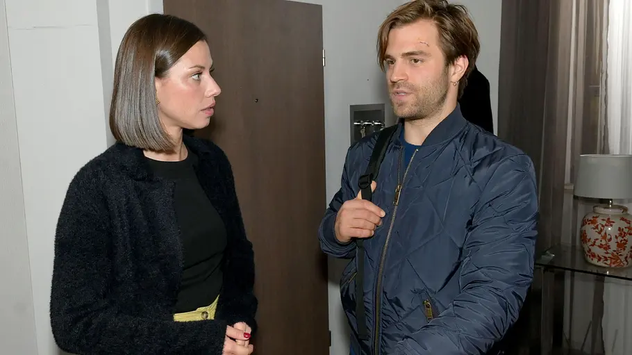 Matilda schaut Julian an, der mit Koffern im Townhouse steht.