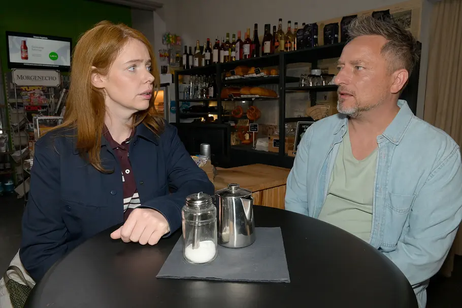 Wie geht es für Michi weiter? Michi schaut Toni ernst an.