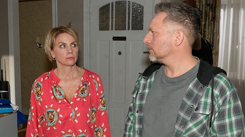 GZSZ: Michi tröstet Yvonne nach ihrem Krach mit Gerner - Foto: RTL / Rolf Baumgartner