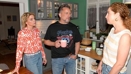 GZSZ-Szene: Yvonne steht neben Michi und schaut ihn an - Foto: RTL / Rolf Baumgartner