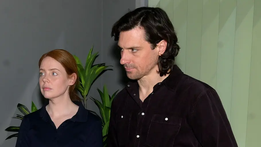 Toni und Schmitti kommen der Wahrheit näher. Toni und Schmitti schauen ernst.