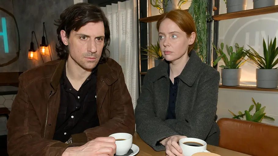 Schmitti und Toni tappen (noch) im Dunkeln. Schmitti und Toni schauen gedankenverloren.