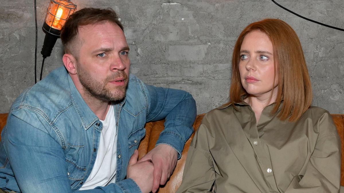 GZSZ-Szene: Toni und Erik sitzen zusammen im Vereinsheim. Sie schaut ihn kritisch an. 
