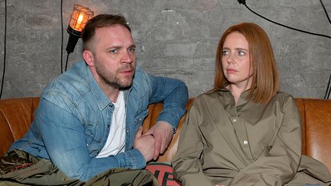 GZSZ-Szene: Toni und Erik sitzen zusammen im Vereinsheim. Sie schaut ihn kritisch an.  - Foto: RTL / Rolf Baumgartner