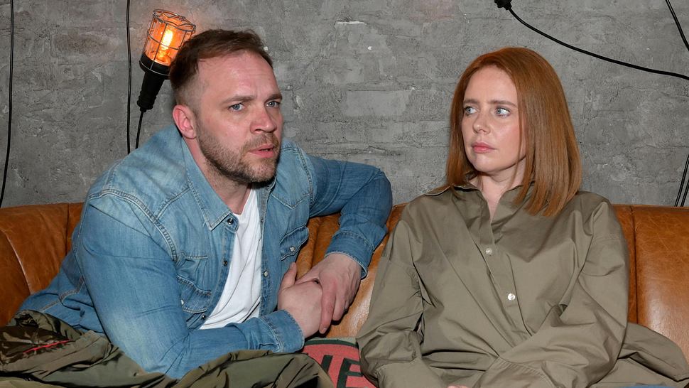 GZSZ-Szene: Toni und Erik sitzen zusammen im Vereinsheim. Sie schaut ihn kritisch an.  - Foto: RTL / Rolf Baumgartner