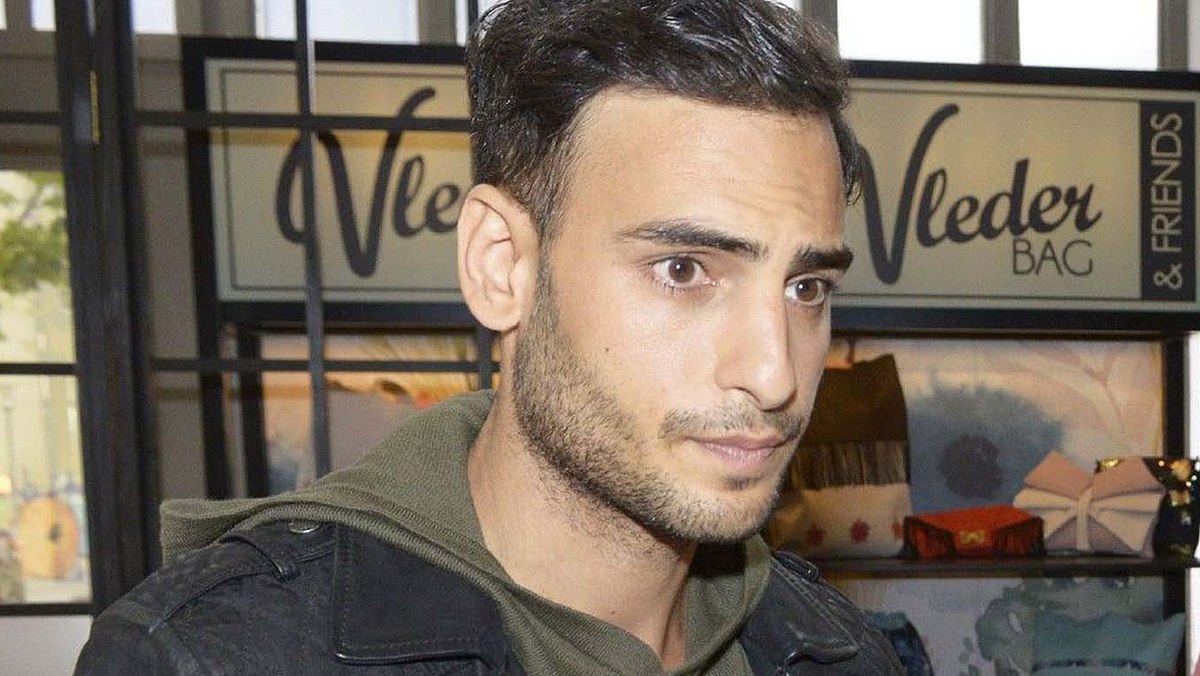 Nihat will sein Vereinsheim nicht mehr. Nihat mit ernstem Gesichtsausdruck schaut in die Ferne.