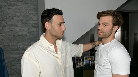 Nihat schaut Julian ernst ein und hat eine Hand auf seiner Schulter. - Foto: RTL Rolf Baumgartner