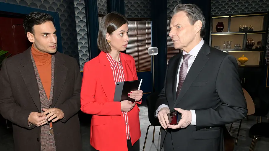 Gerner schaut nachdenklich, neben ihm Nihat und Matilda.