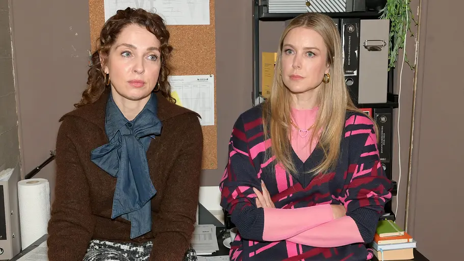 Nina und Jessica schauen gedankenverloren.