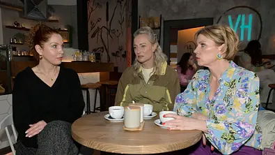 Nina, Maren und Yvonne sitzen am Tisch. - Foto: RTL / Rolf Baumgartner