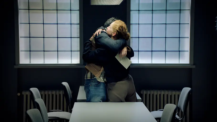 Luis und Nina umarmen sich.