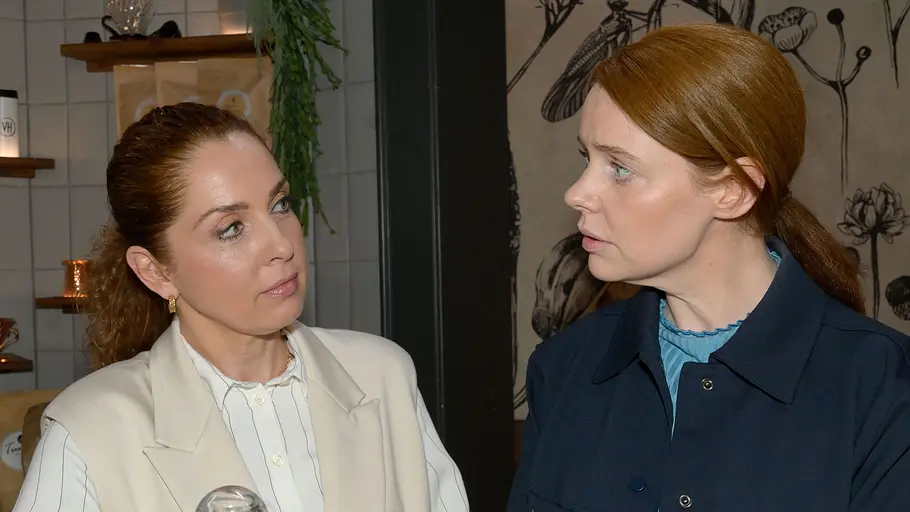 Nina lügt Toni immer noch an. Nina schaut ihre Tochter Toni skeptisch an.