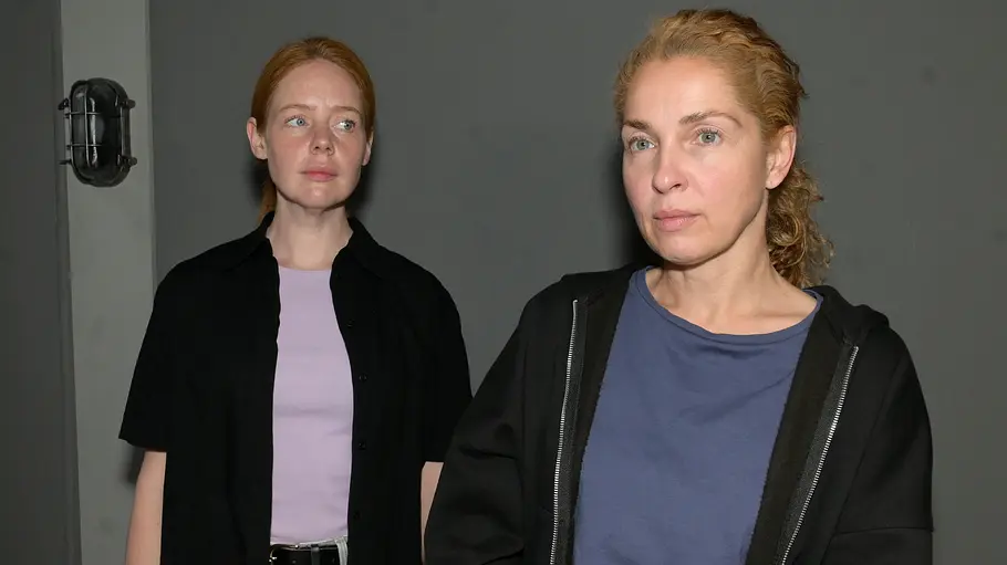 Gehen Toni und Nina unversöhnt auseinander? Toni schaut Nina skeptisch an.