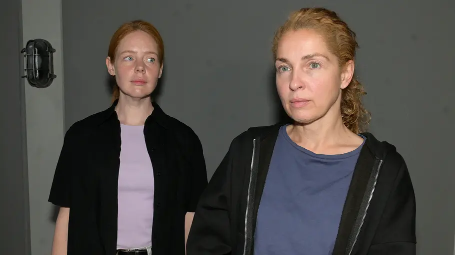 Maria Wedigs Rolle Nina stand zuletzt im Fokus. Toni schaut Nina skeptisch an.