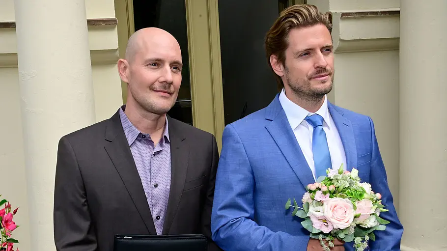 Oli. P spielt eine wichtige Rolle bei Philips Hochzeit. Oli. P als Ricky und Jörn Schlönvoigt als Philip im Anzug.