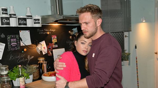 Paul und Emily sorgen sich um Kate. - Foto: RTL Rolf Baumgartner