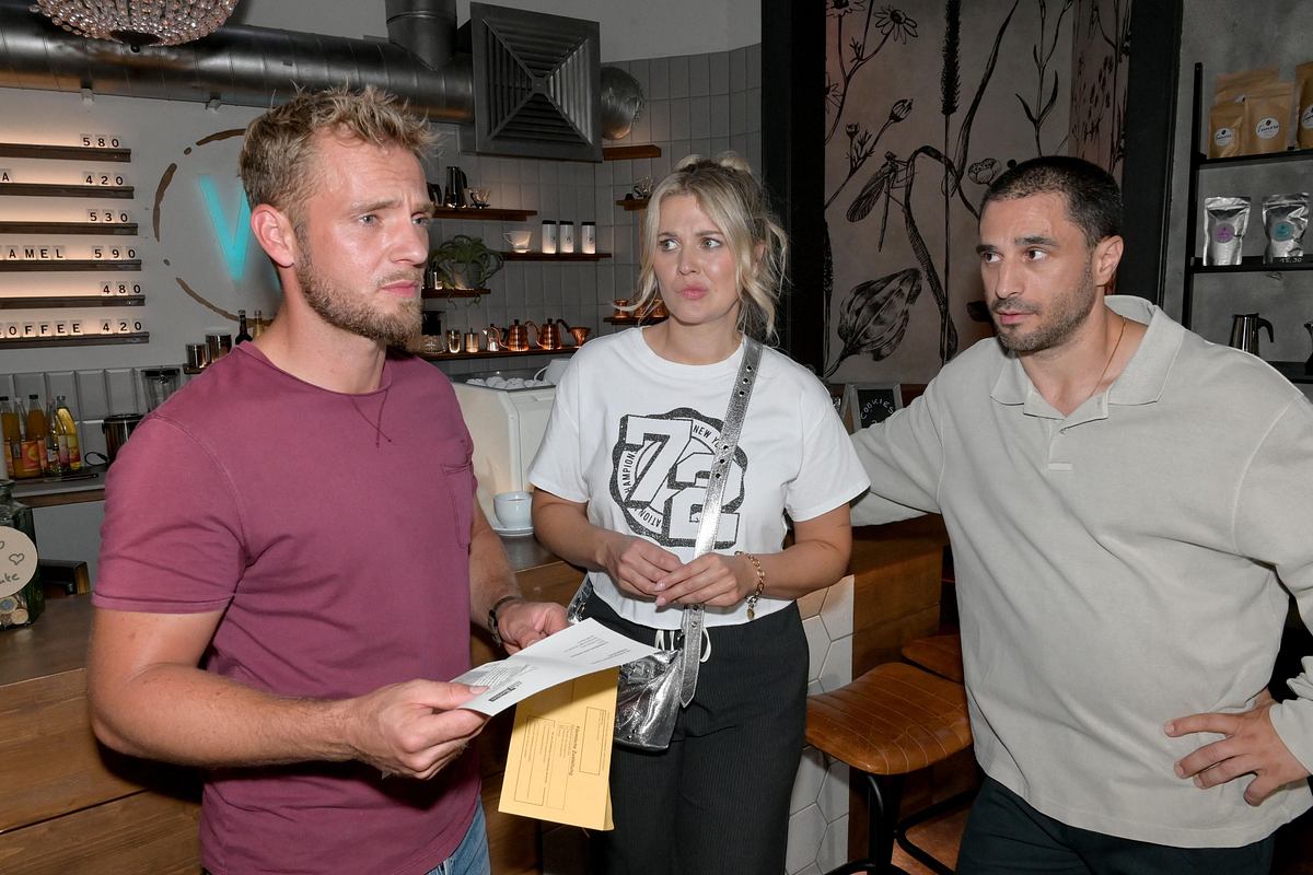GZSZ-Szene: Paul schaut verzweifelt und hält einen Brief in der Hand. Alicia und Tobias stehen daneben und schauen ihn mitleidig an
