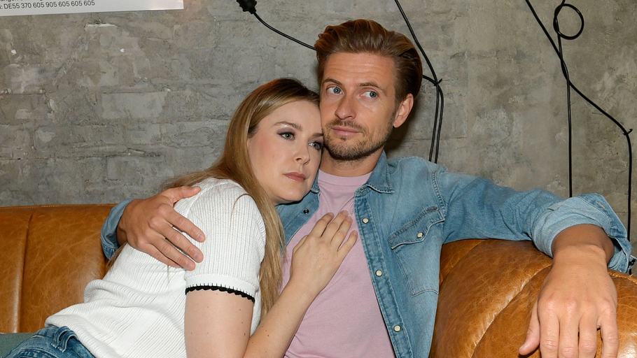 GZSZ-Szene: Jessica kuschelt sich an Philip